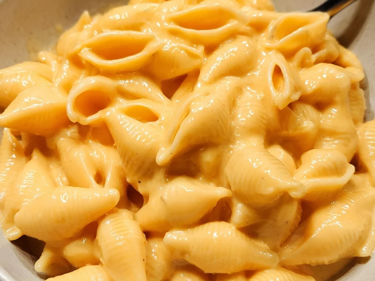 Cheesy Velveeta Shells: Easy Comfort Food Recipe - Image 1